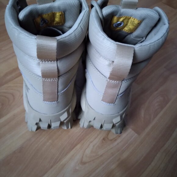 Caterpillar - RARE- Beige Boots - Working/Style/Winter/Spring - Size (9.5) (US)